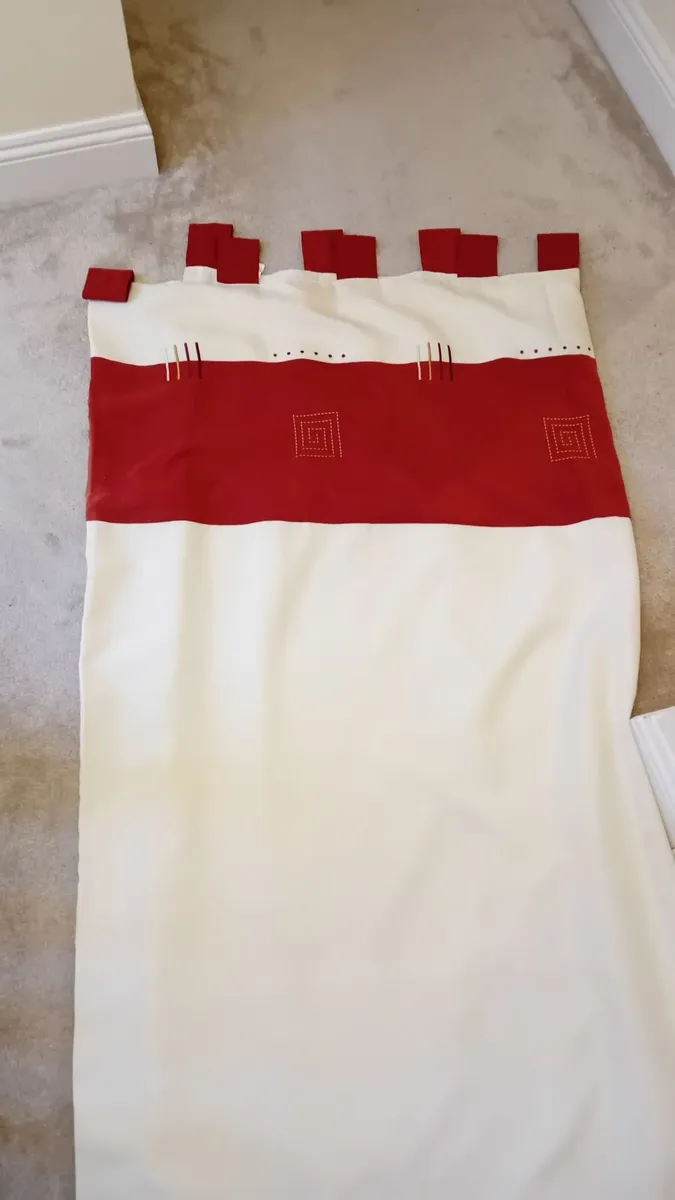 Free curtains - Image 1