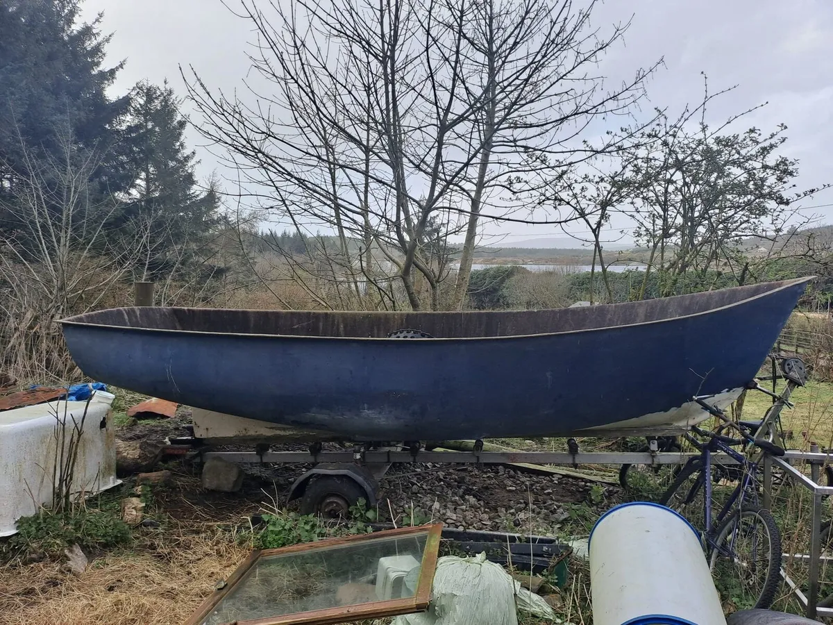 Fibreglass boat Hull and trailer - Image 4