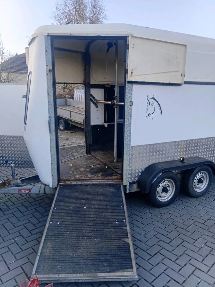 Horse box - Image 1