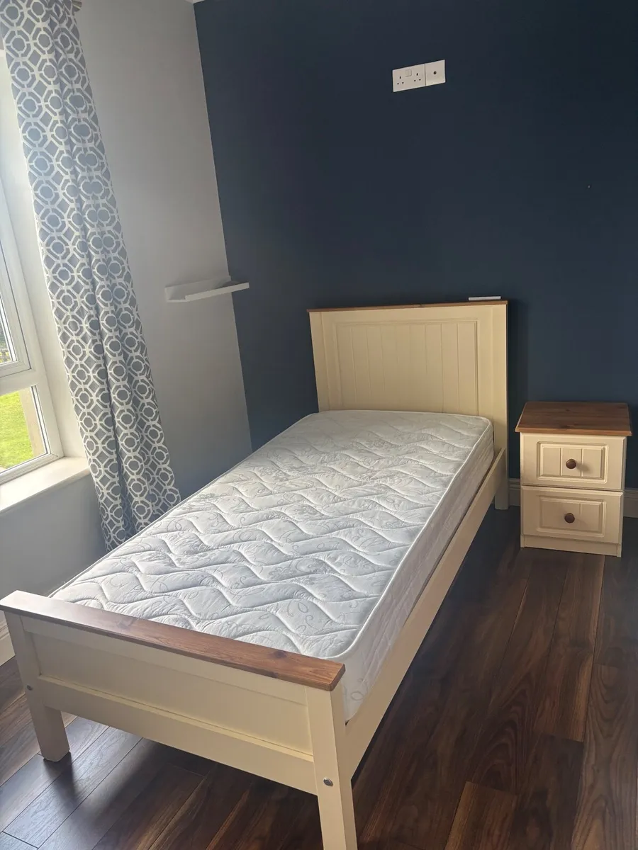 Singe bed (1M x 2 M), with mattress and locker. - Image 1