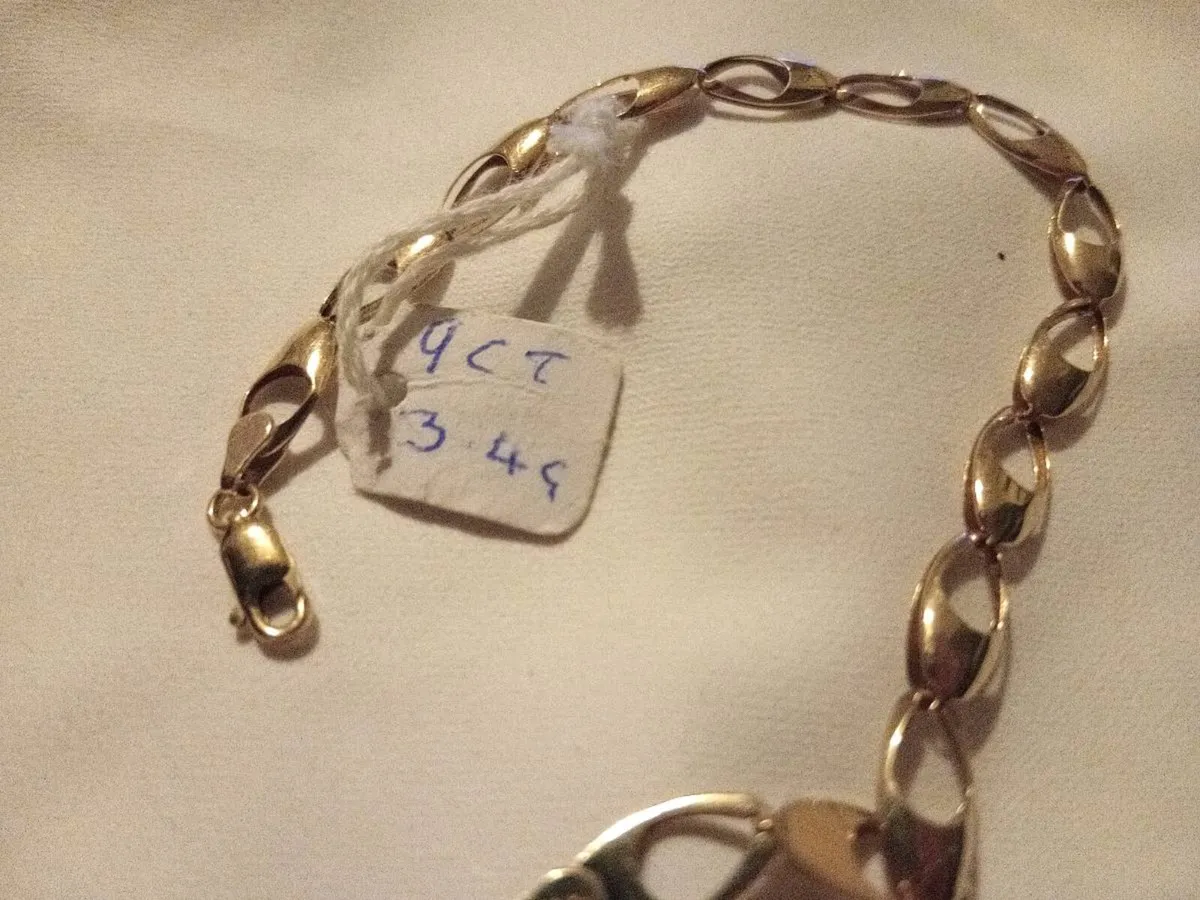 9ct teardrop bracelet - Image 1