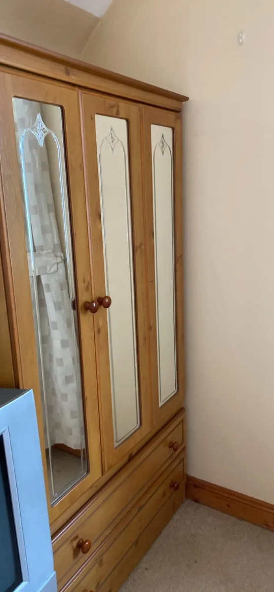 Double weardrobe - Image 1