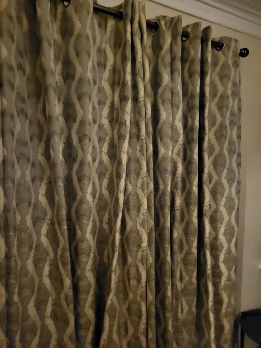 Curtains - Image 2