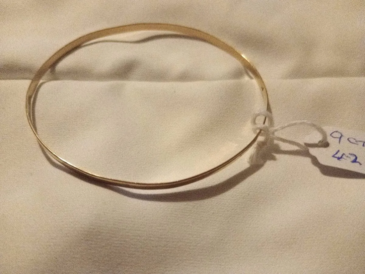 9ct solid  gold bangle 4.2g - Image 1