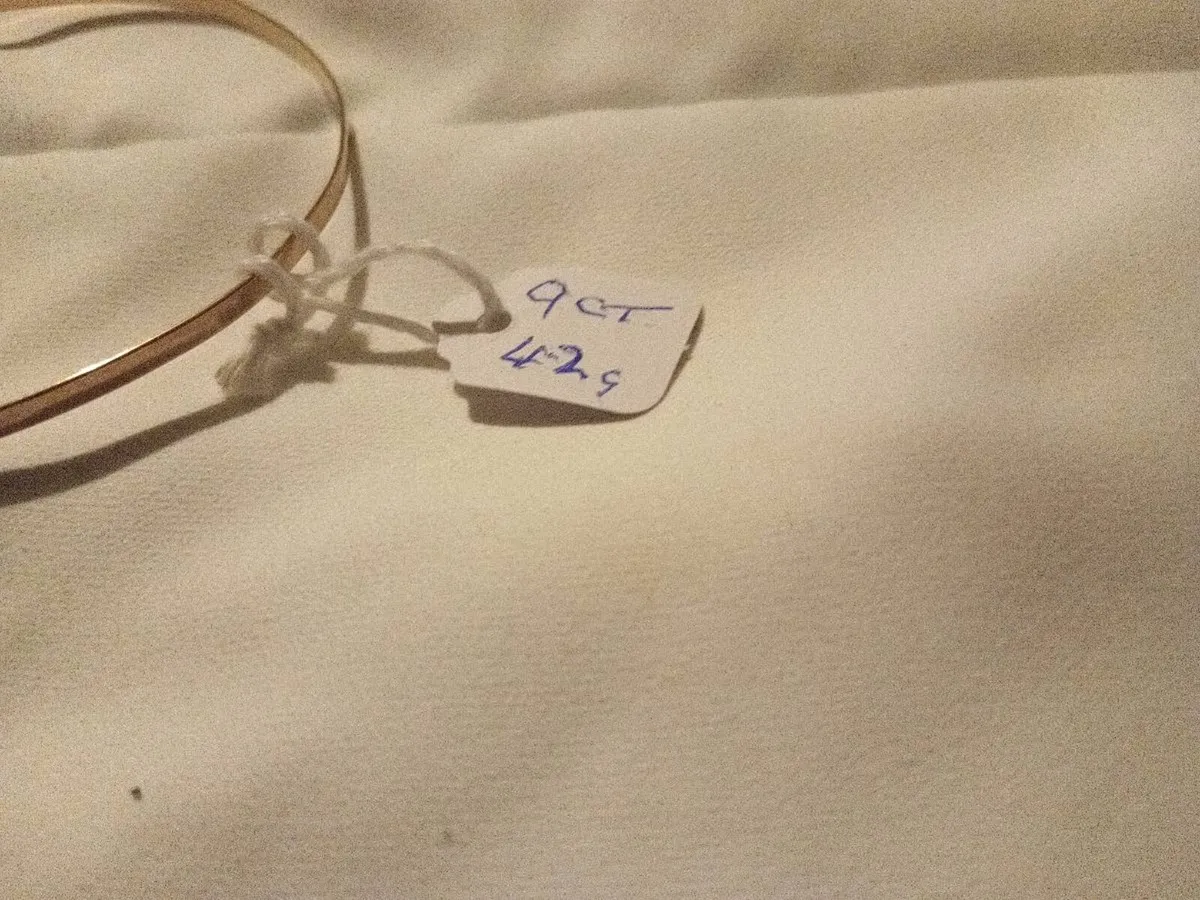 9ct solid  gold bangle 4.2g - Image 2