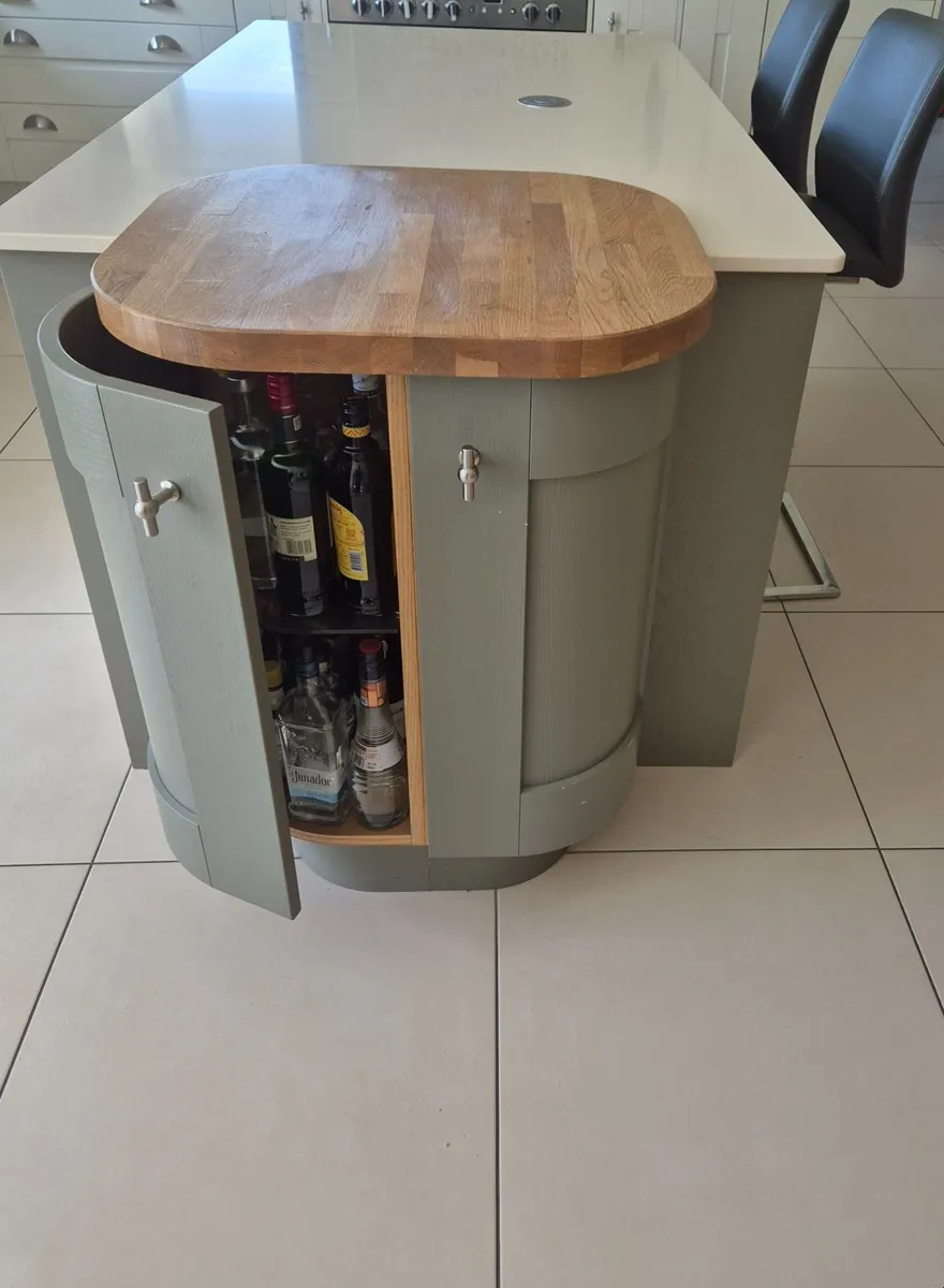 Kitchen island - Image 1