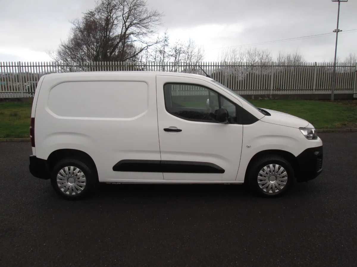 2022 Citreon Berlingo 1.5 Hdi  Mwb 3 Seater 6 Spee - Image 3