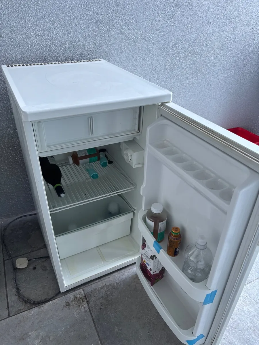 Fridge under counter - Image 2