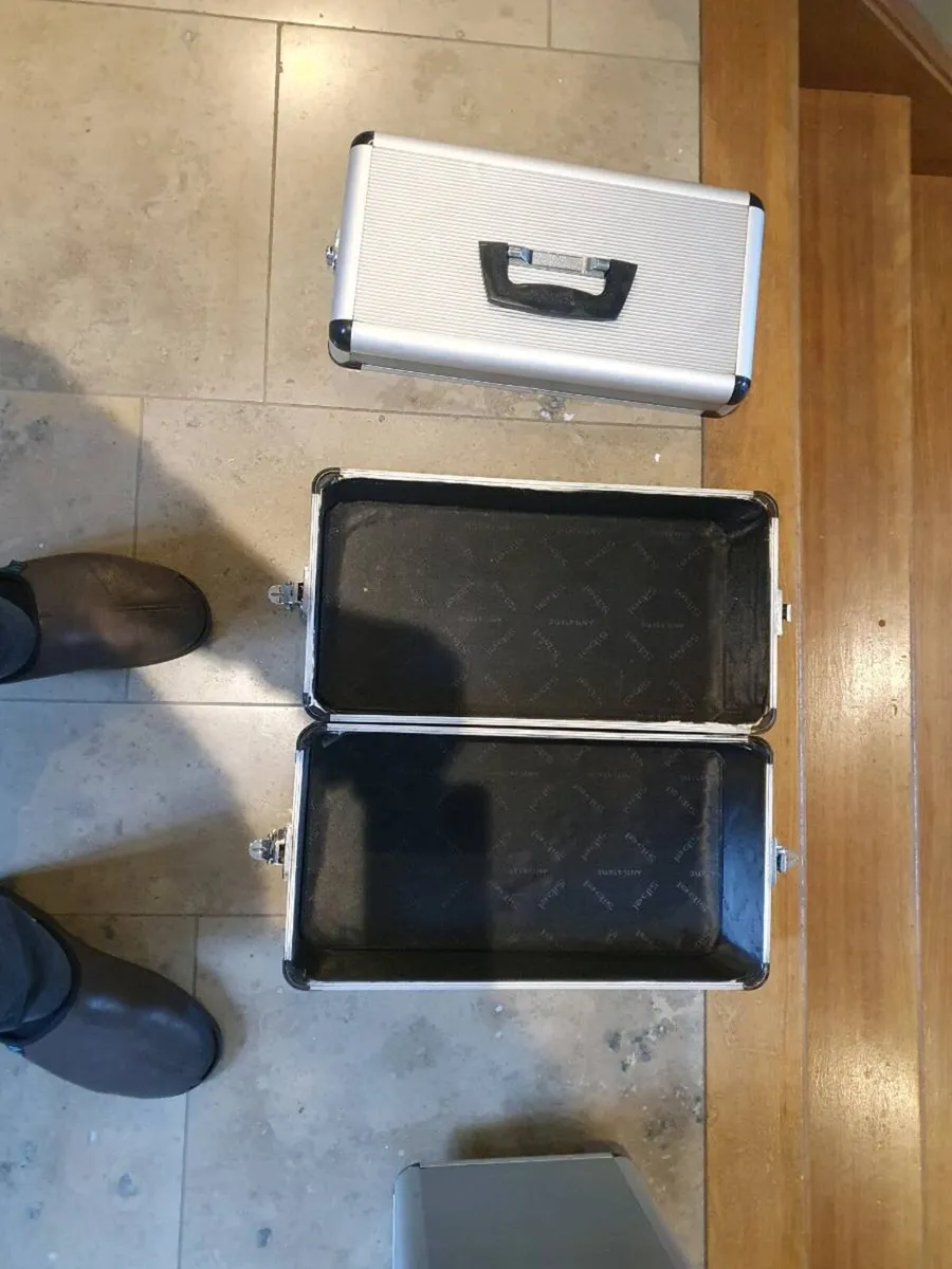 Storage case on wheels - Image 1