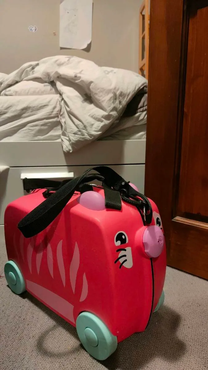 Pink pig suitcase - Image 1