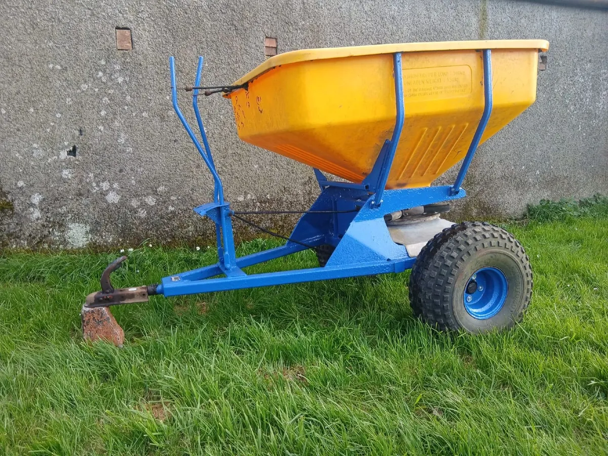 Fertiliser spreader - Image 1