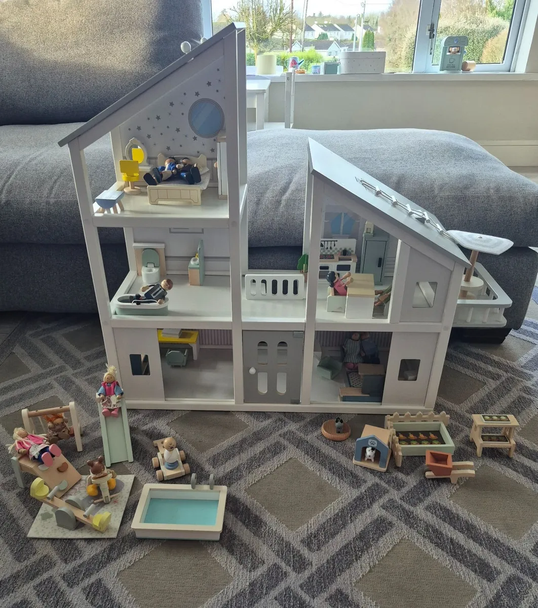 Dolls house with accessories