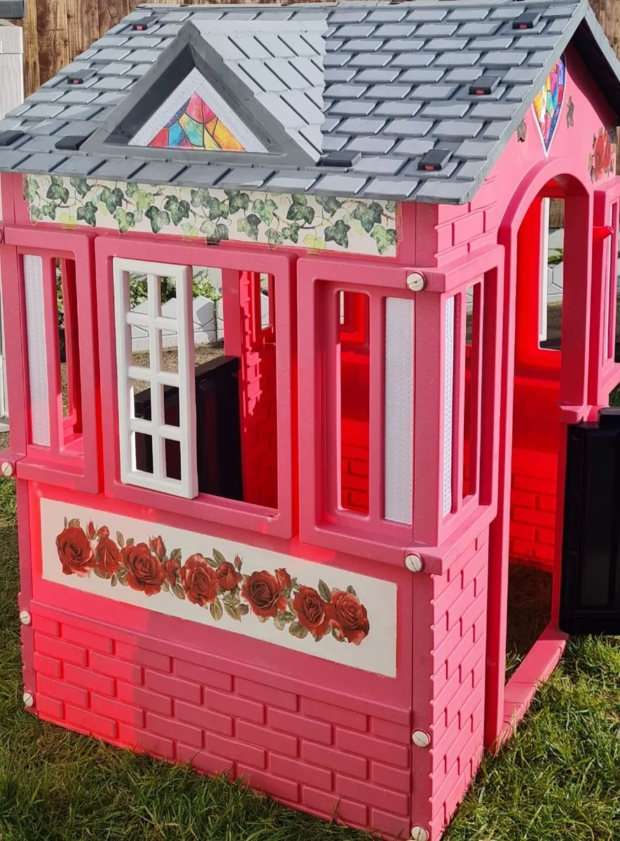 Little takes cape cottage playhouse - Image 1