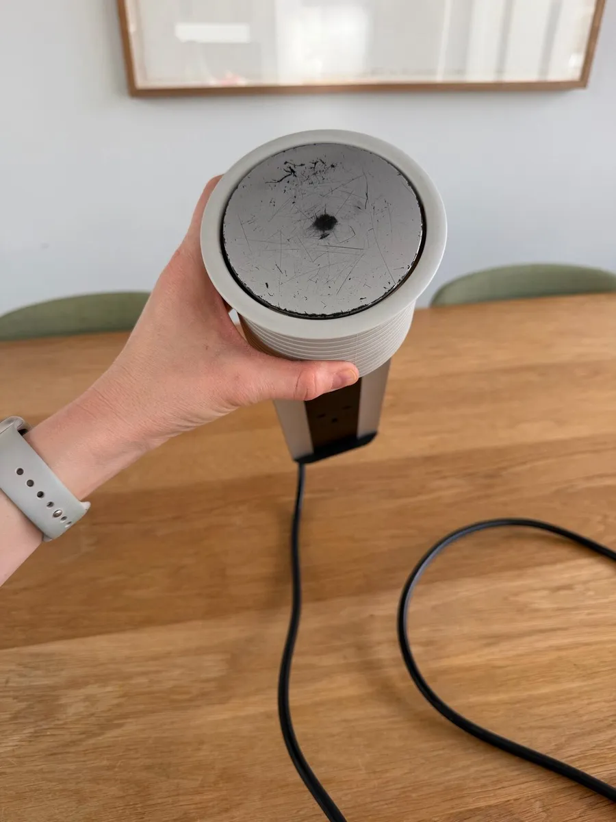 Pop-up power supply/plug unit for kitchen island - Image 3