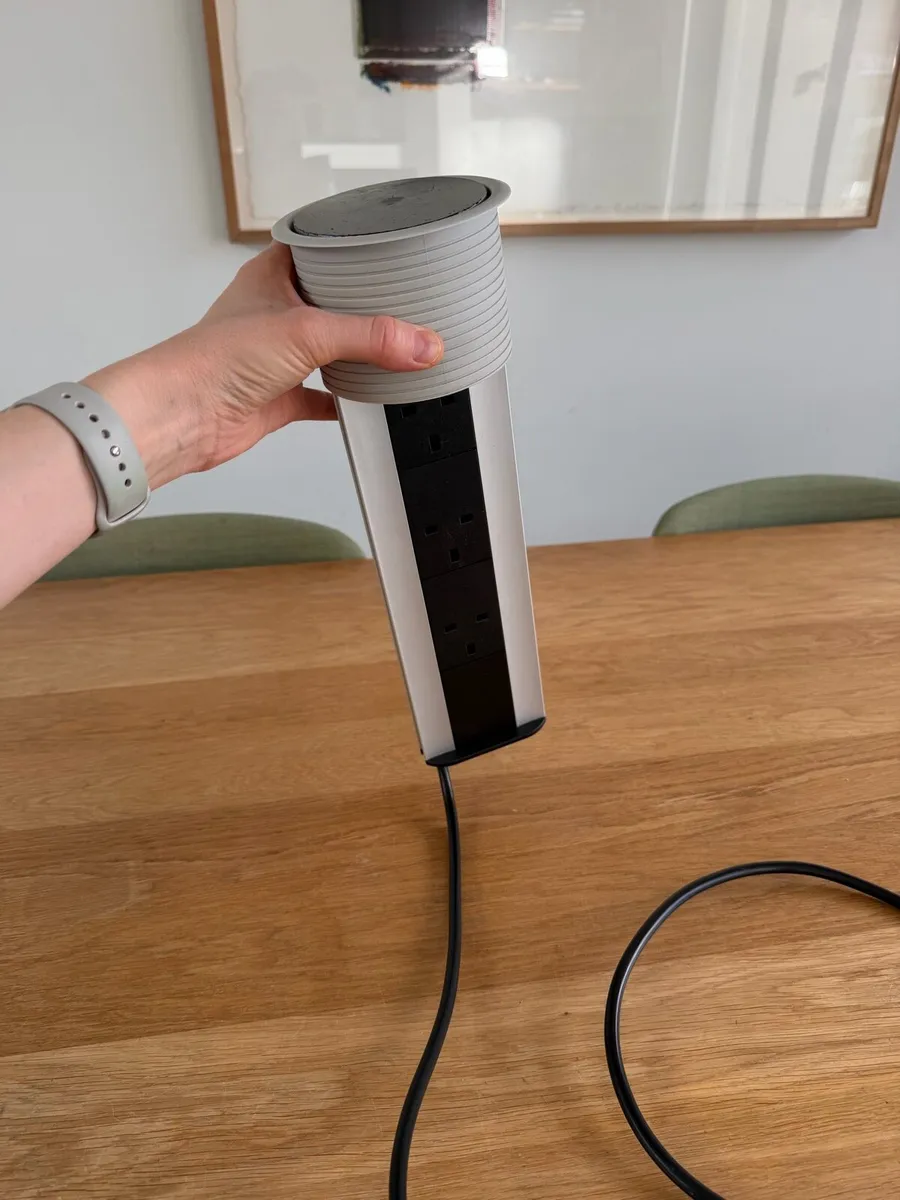 Pop-up power supply/plug unit for kitchen island - Image 2