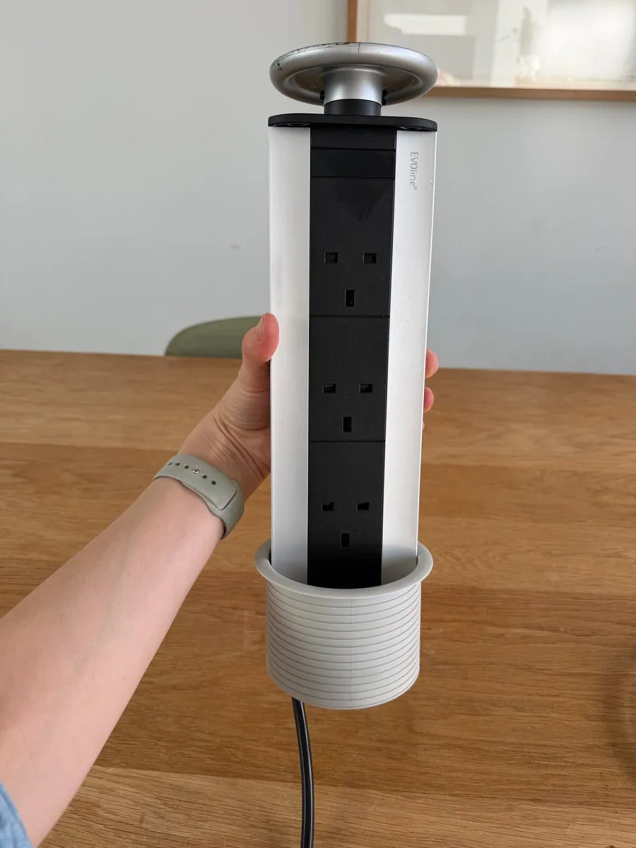 Pop-up power supply/plug unit for kitchen island - Image 1