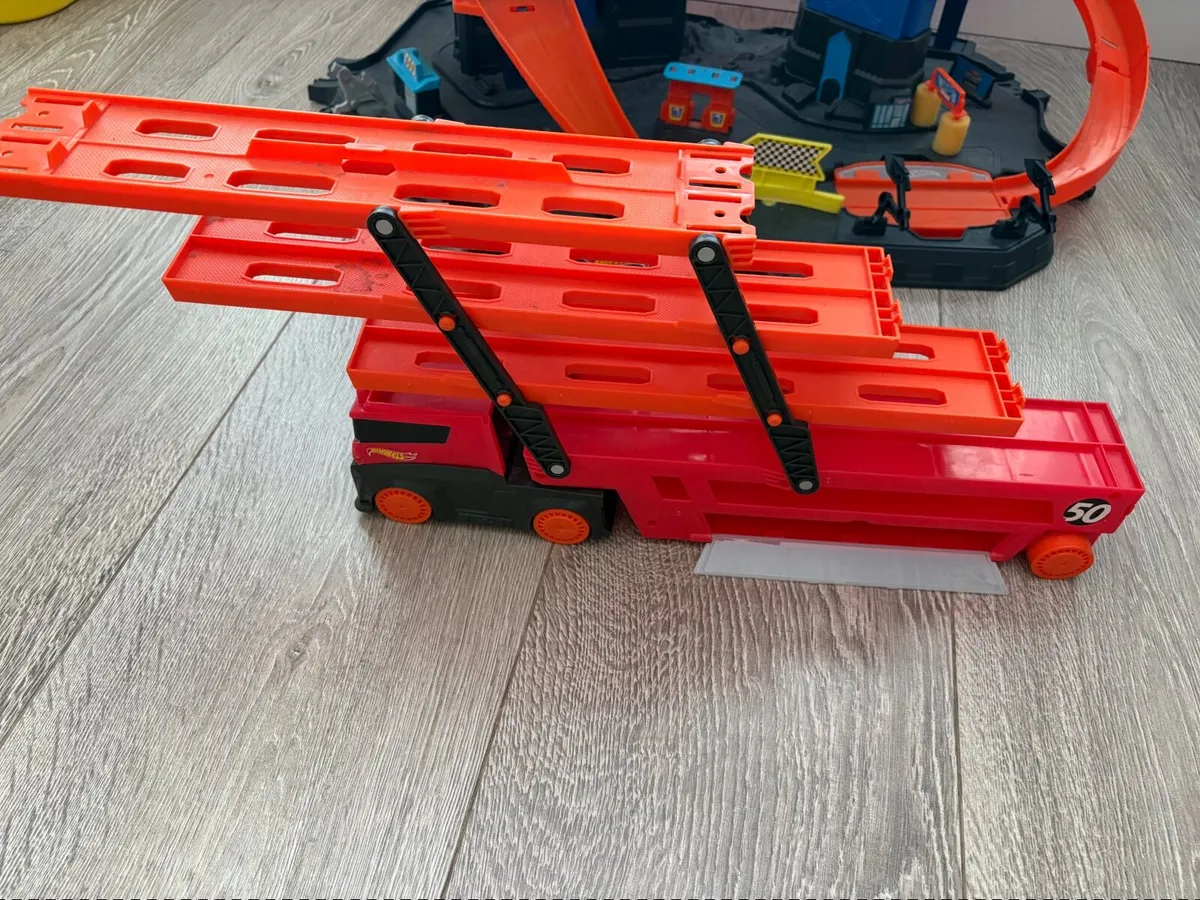 Hot wheels mega hauler - Image 1
