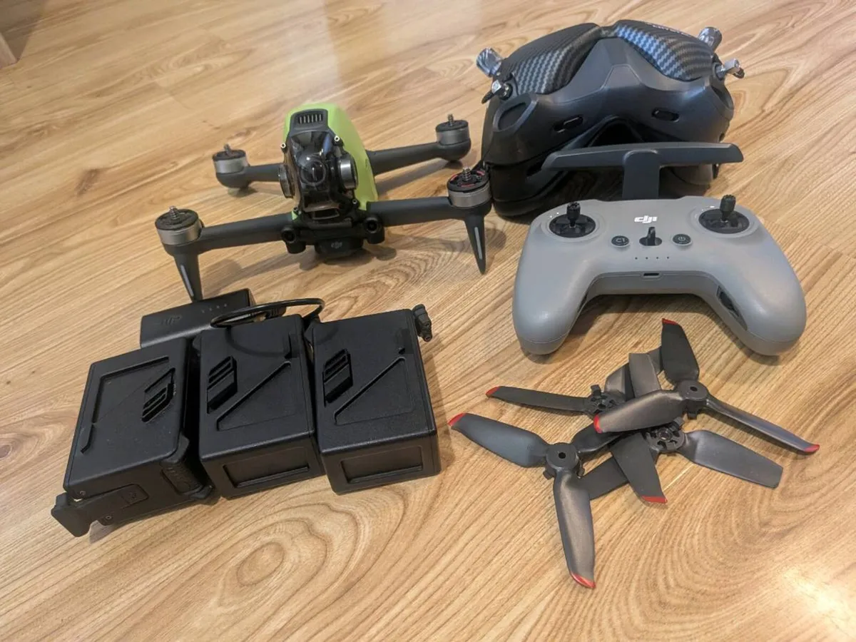 DJI FPV FLY MORE COMBO - Image 2
