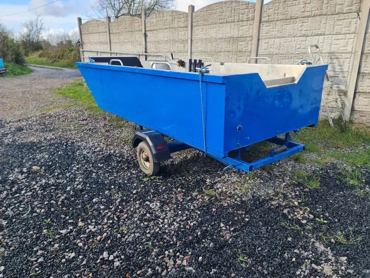 aluminium boat with ramp on trailer - Image 4