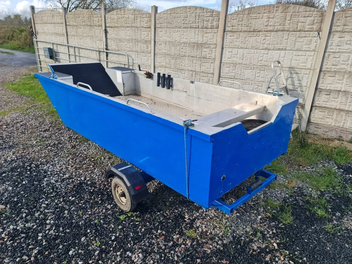 aluminium boat with ramp on trailer - Image 1