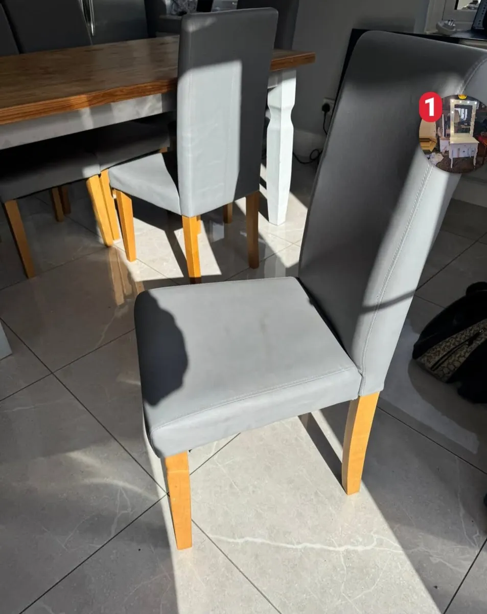 Table and chairs - Image 2