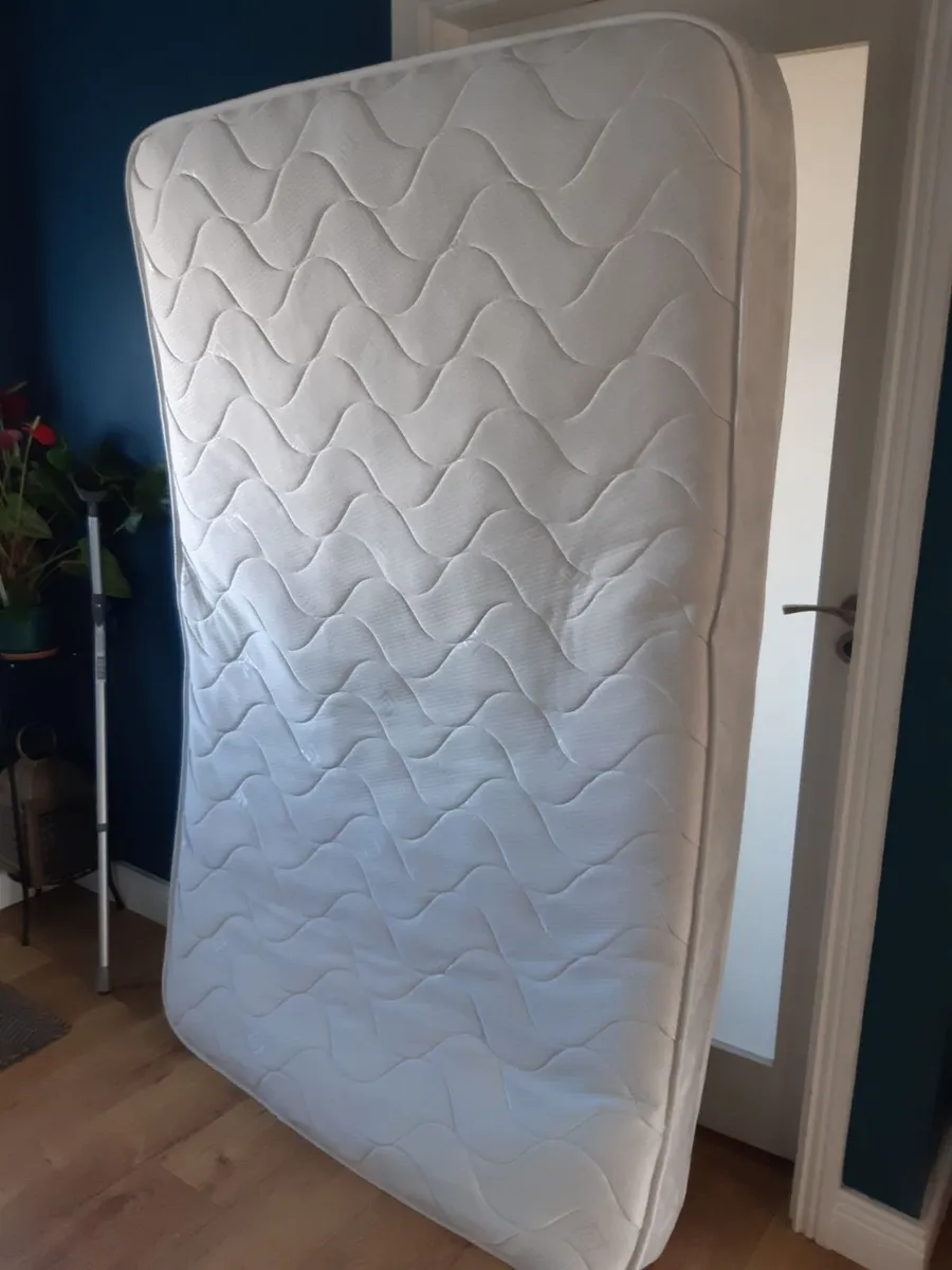 Small double bed - Image 3