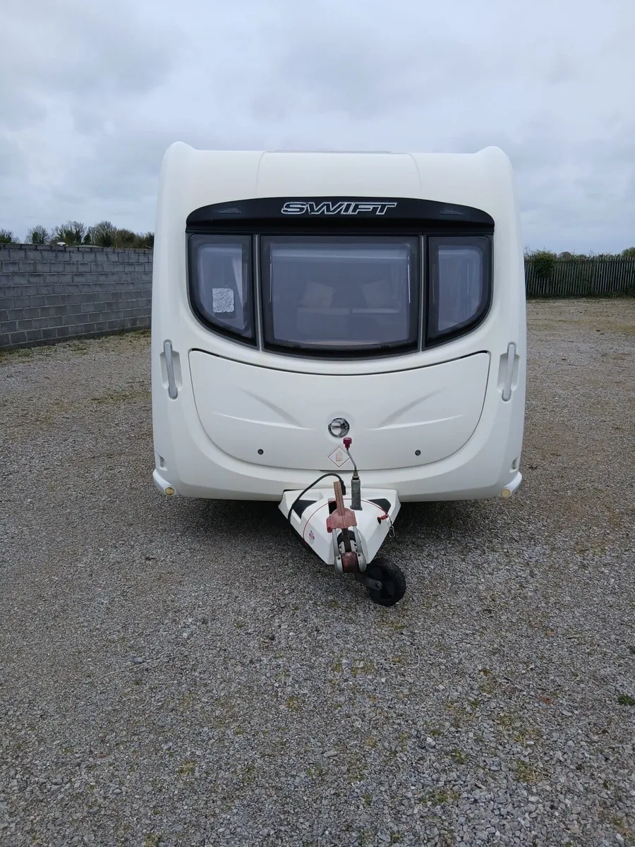 LOVELY 4 BERTH FIXED BED SWIFT CHALLENGER CARAVAN. - Image 2