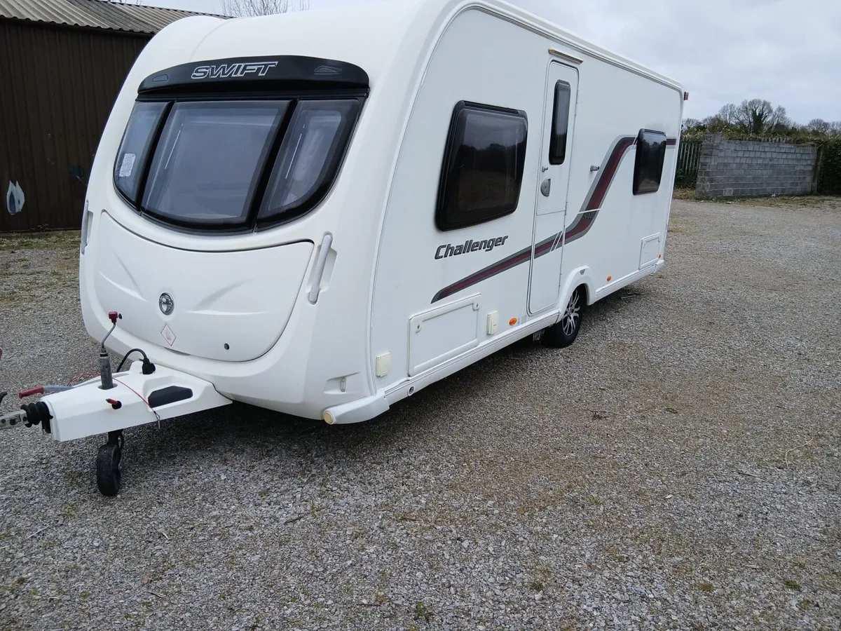 LOVELY 4 BERTH FIXED BED SWIFT CHALLENGER CARAVAN. - Image 3