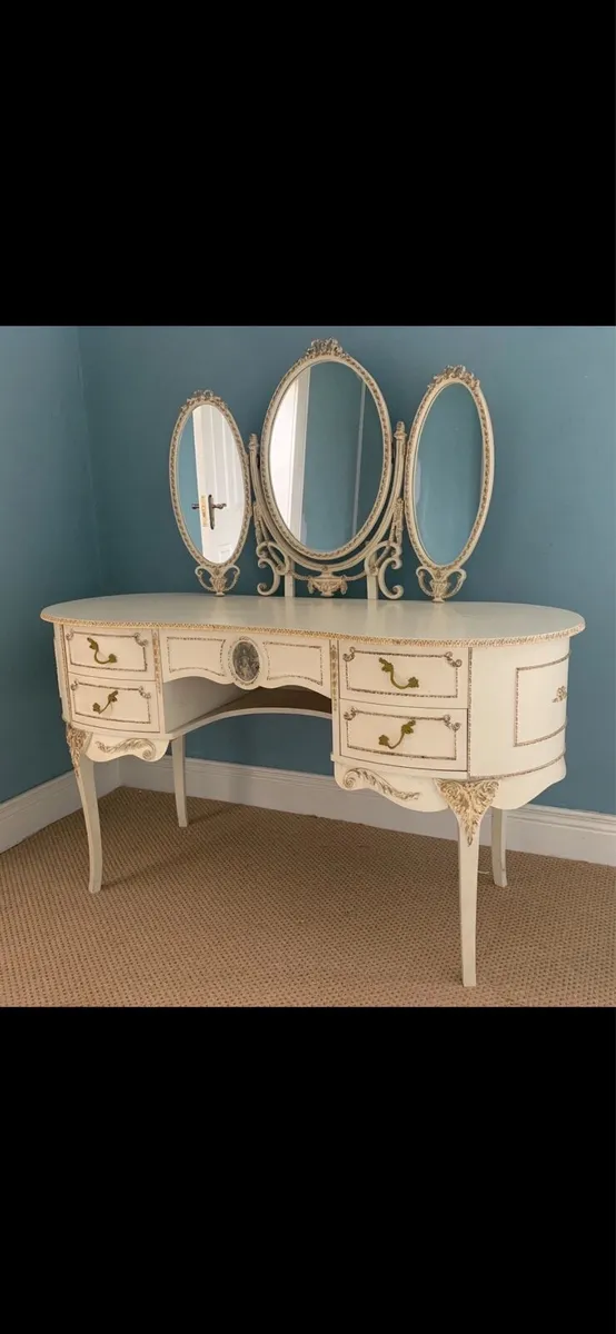 Dressing table - Image 1
