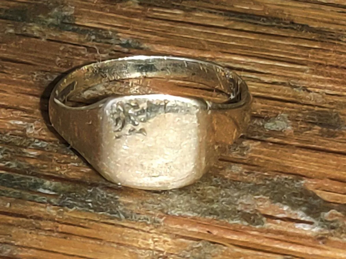 RARE SQUARE IDENTITY, 9CT Gold Vintage Signet Ring - Image 1