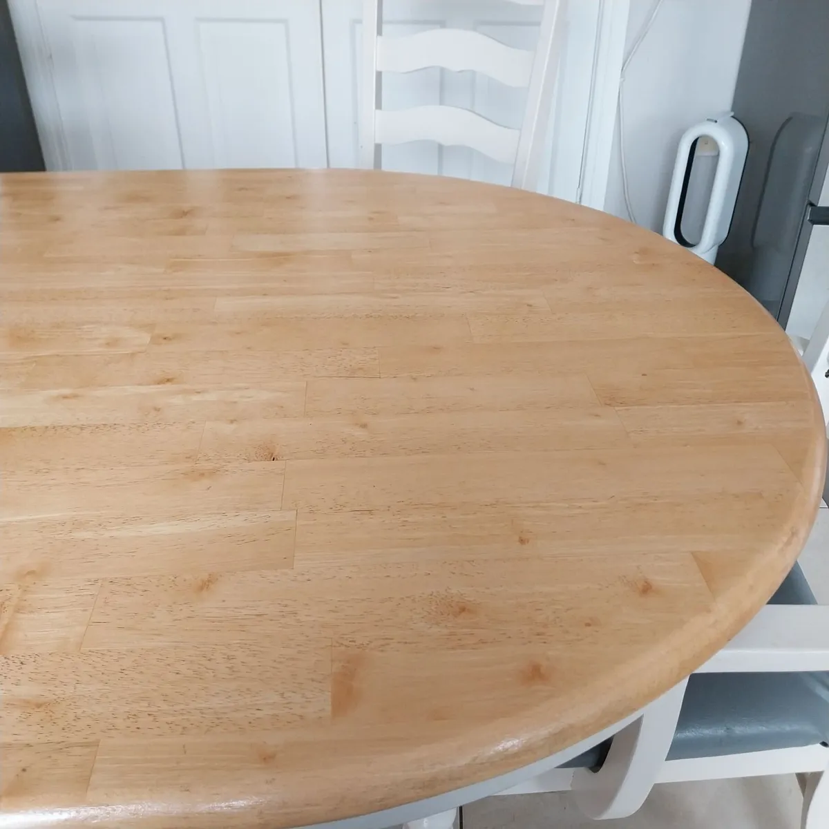 Table and chairs - Image 1