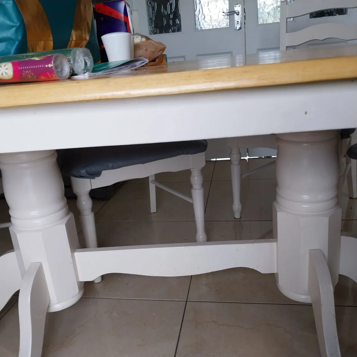 Table and chairs - Image 2