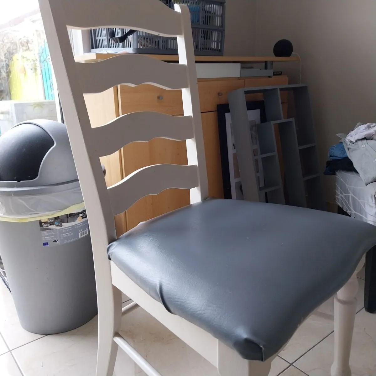 Table and chairs - Image 4