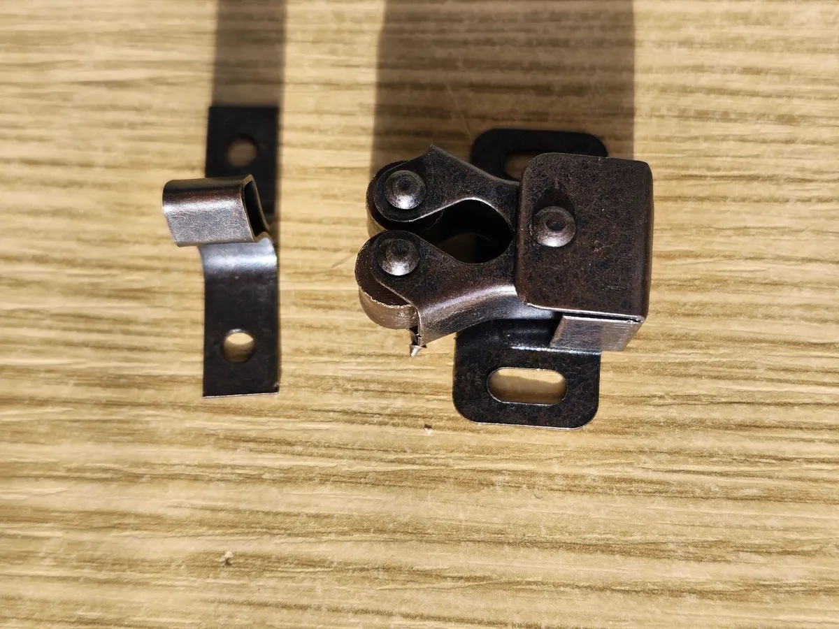 Roller Cabinet Latch Bronze Catch 40 pack - Image 4