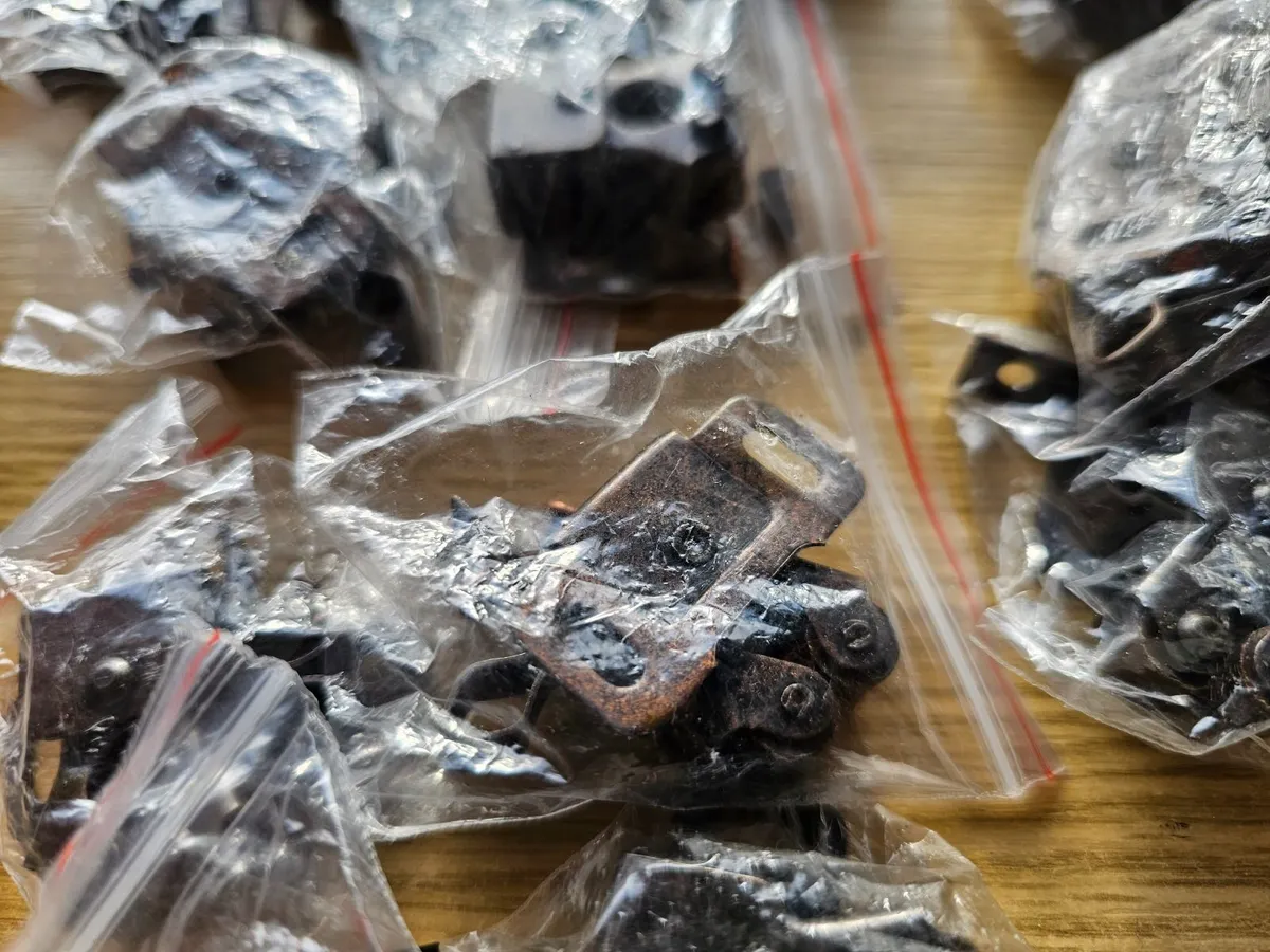 Roller Cabinet Latch Bronze Catch 40 pack - Image 3