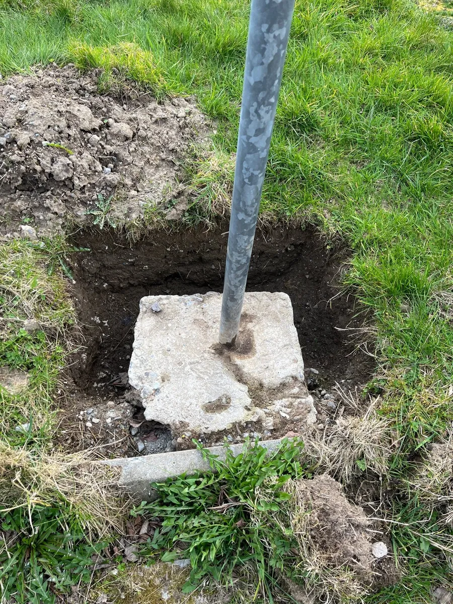 2x Clothes line poles - Image 3