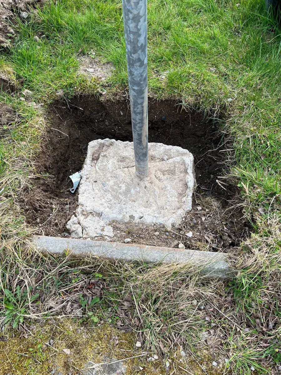 2x Clothes line poles - Image 4