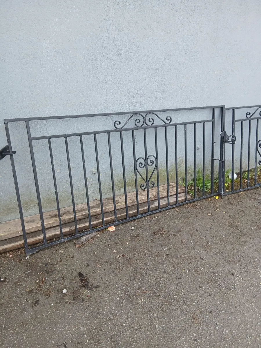 Sat of gates in excellent condition priced - Image 4