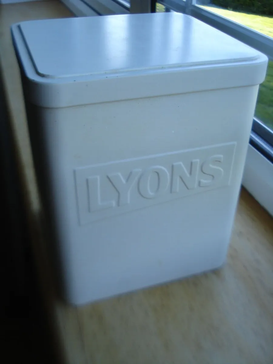 LYONS TEA, OREO,TESCO CLASSIC METAL TINS. - Image 3