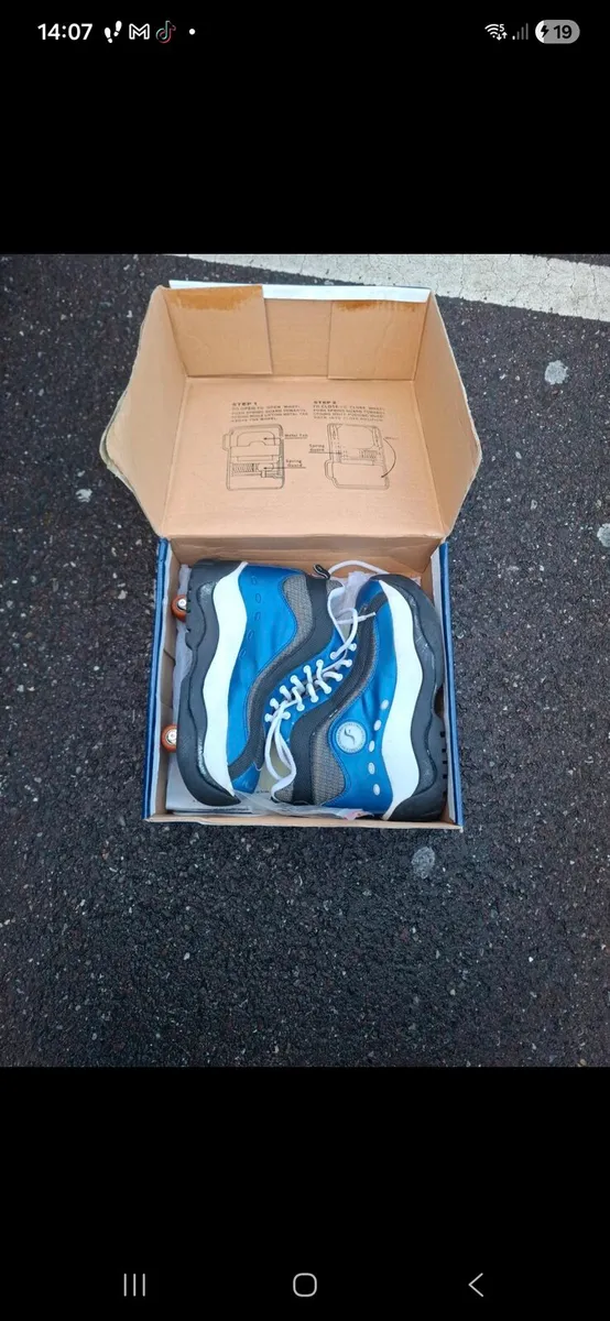 Size 7 street flyers rollers blades baskets - Image 1