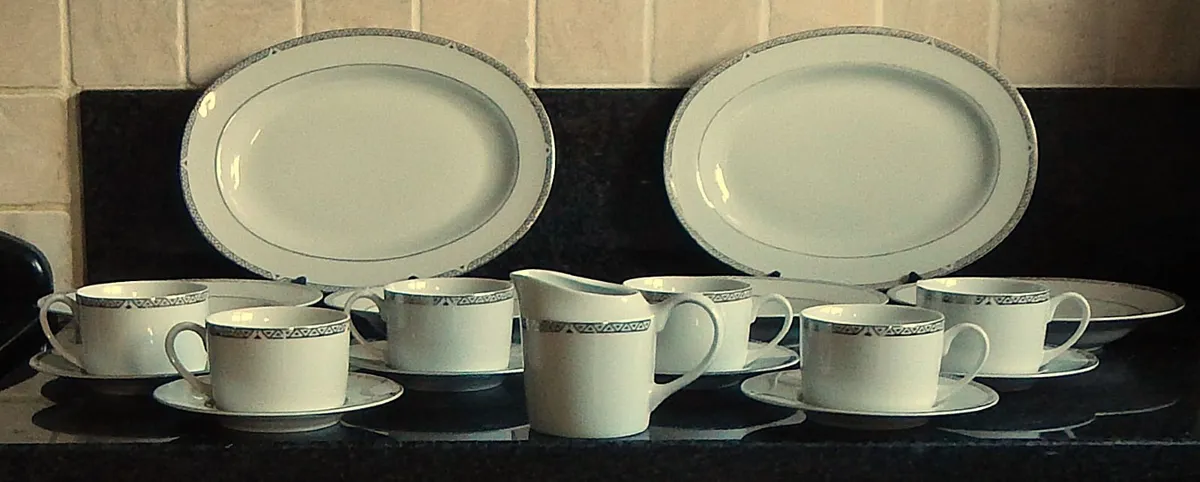 19 Vintage Royal Doulton Platinum Tableware Pieces - Image 2