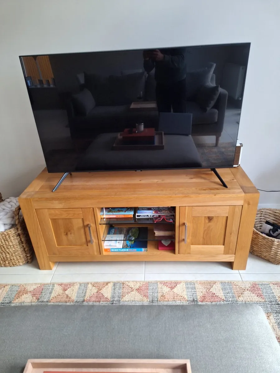 TV stand - Image 1