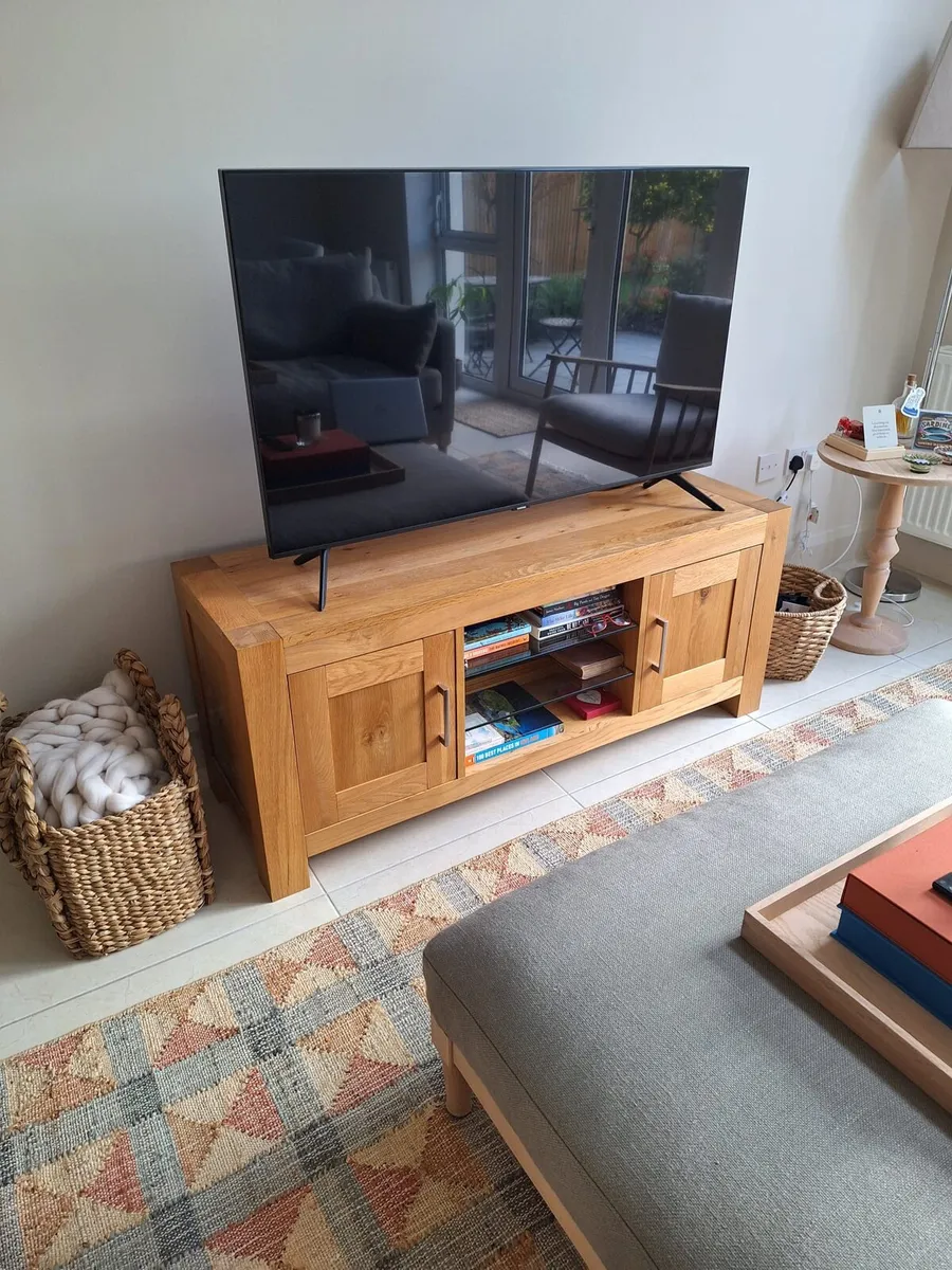 TV stand - Image 2