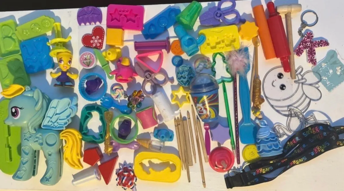 Bundle of play doh - Image 1