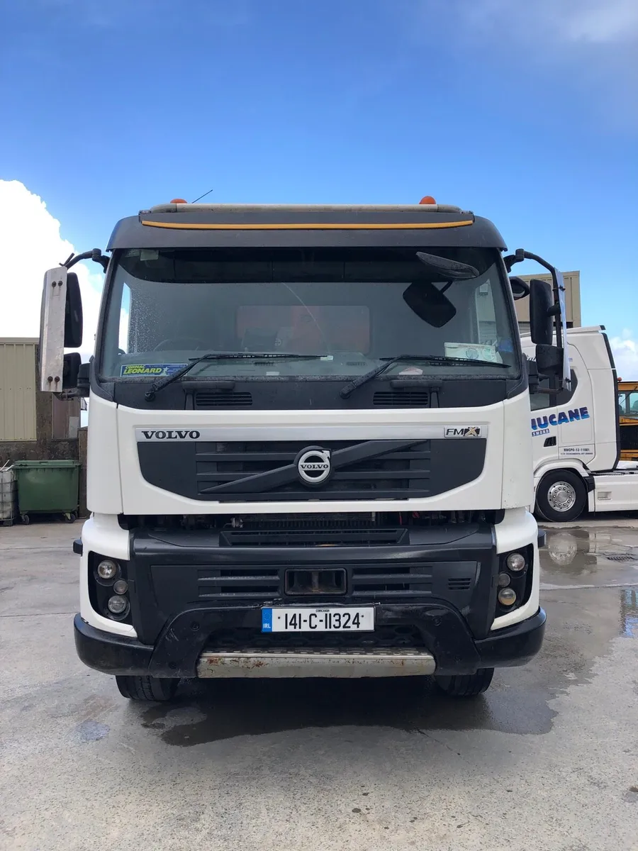 Volvo FMX 10X4 tipper - Image 2