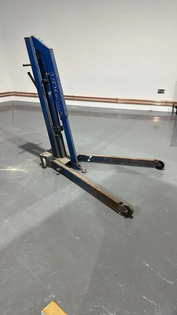 Engine hoist - Image 1