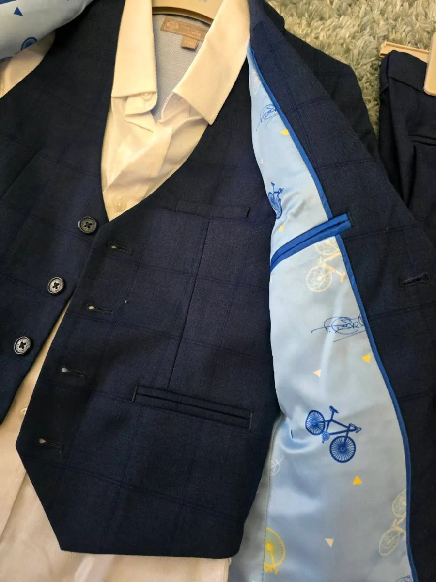 Boys paul costello 4 piece suit age 7 - Image 4