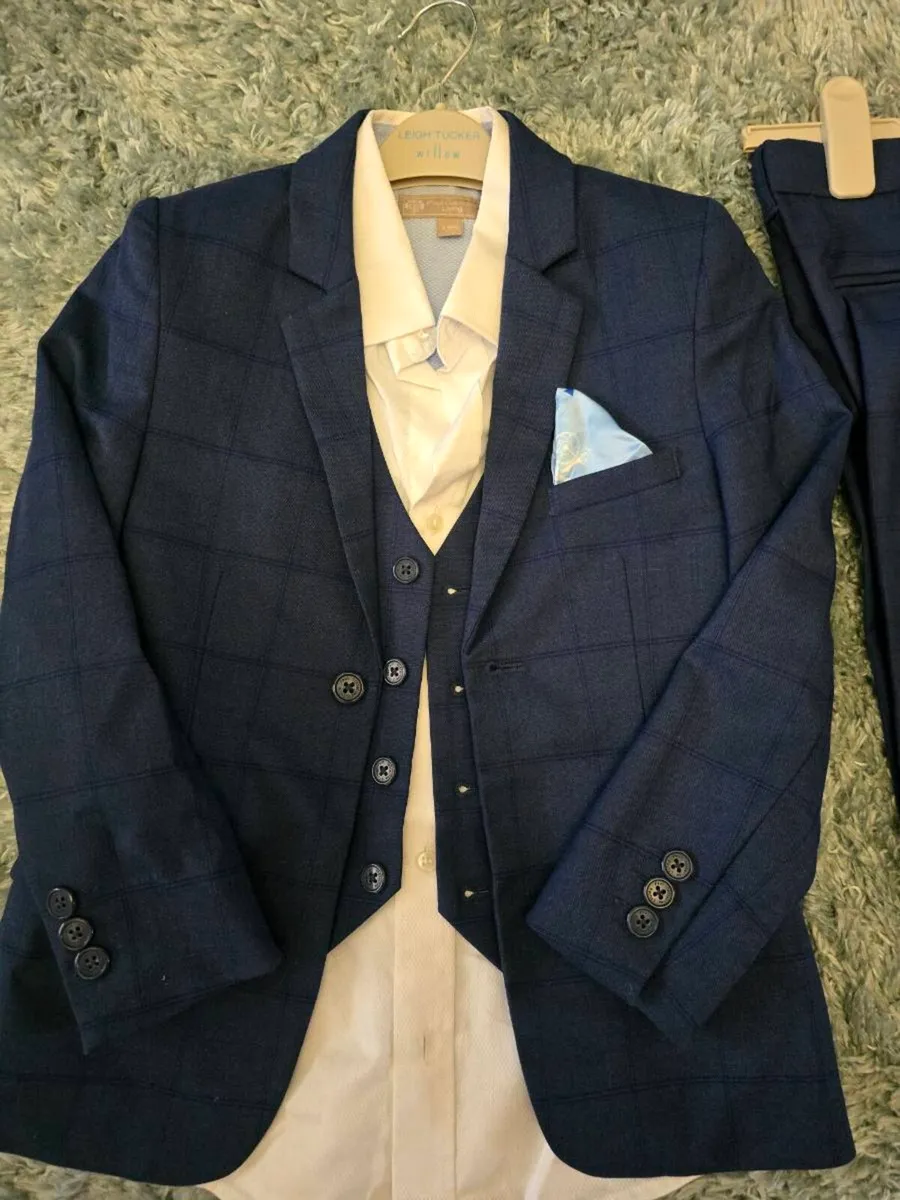 Boys paul costello 4 piece suit age 7 - Image 3