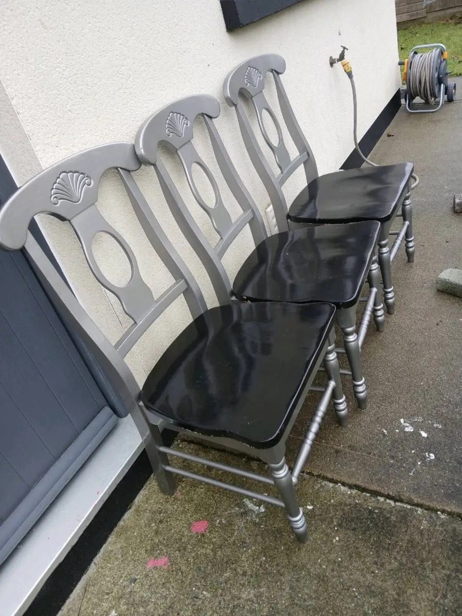 3 wooden chairs - Image 1