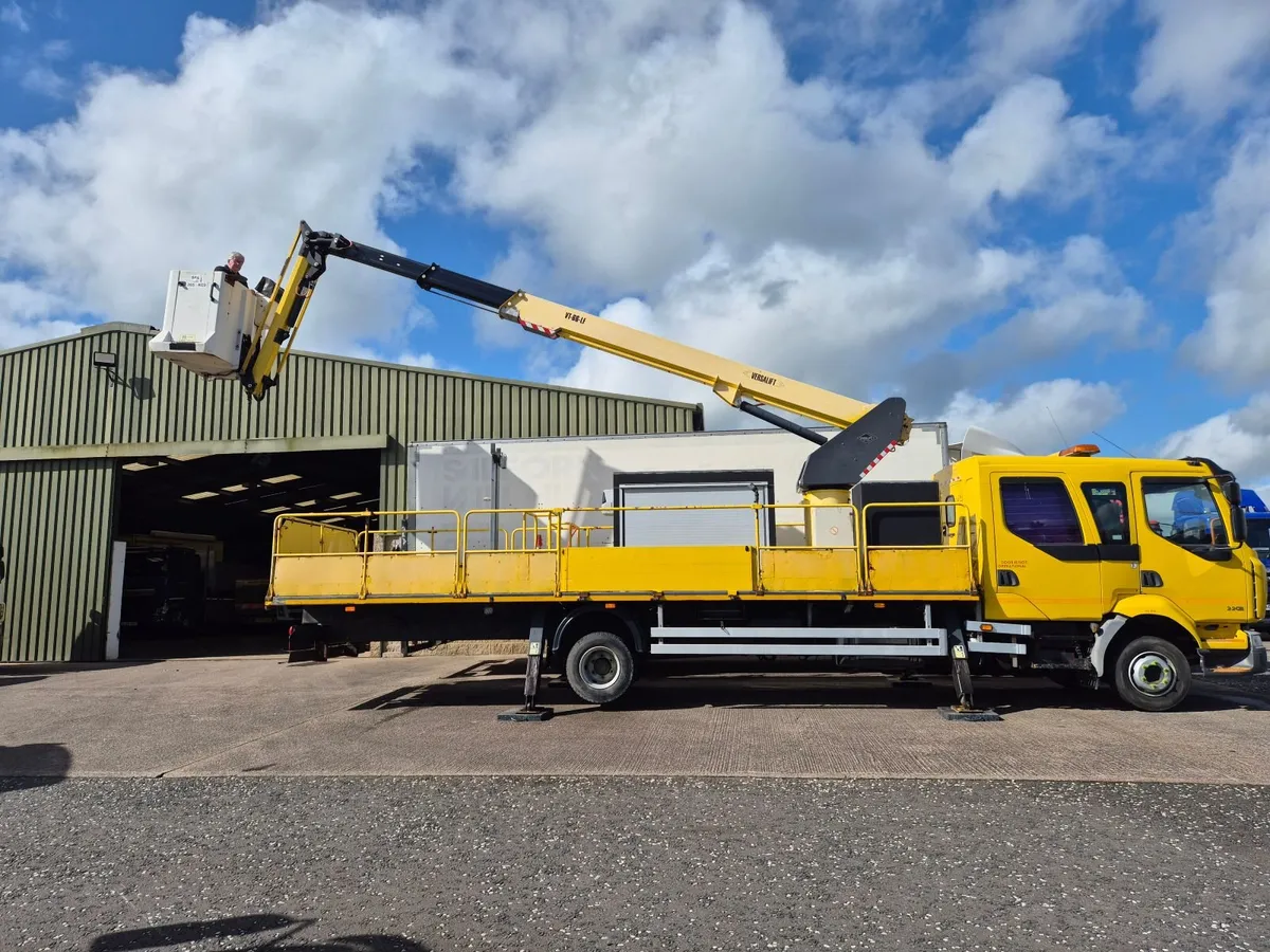 Renault double cab 24m Hoist - Image 1